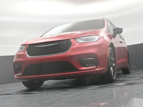 Used 2025 Chrysler Pacifica Limited FWD image 46