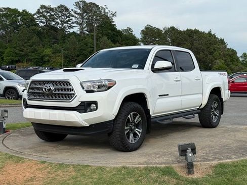 Used 2016 Toyota Tacoma TRD Sport w/ Premium & Technology Package AWD/4WD image 2
