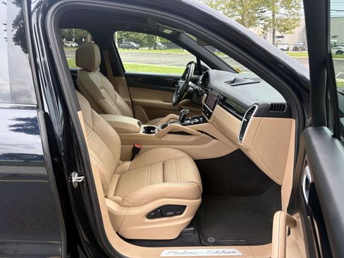 Used 2022 Porsche Cayenne Platinum Edition AWD/4WD image 23