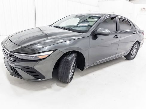 Used 2024 Hyundai Elantra SEL FWD image 2