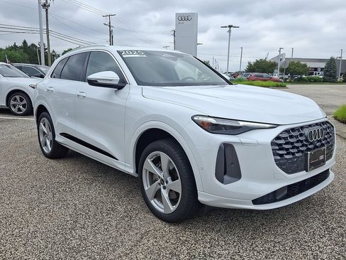 Certified 2025 Audi Q5 Premium w/ Premium Plus AWD/4WD image 3