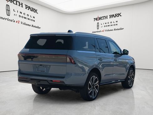 New 2026 Lincoln Navigator Reserve AWD/4WD image 3
