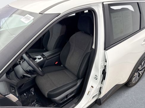 Used 2023 Nissan Rogue SV image 11