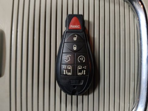 Used 2020 Dodge Grand Caravan SXT image 32