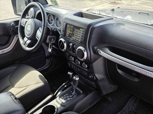 Used 2017 Jeep Wrangler Unlimited Sahara w/ Connectivity Group AWD/4WD image 10