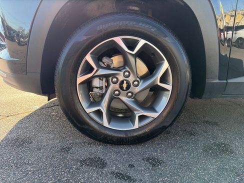 Used 2025 Chevrolet Trax LT w/ LT Convenience Package image 28