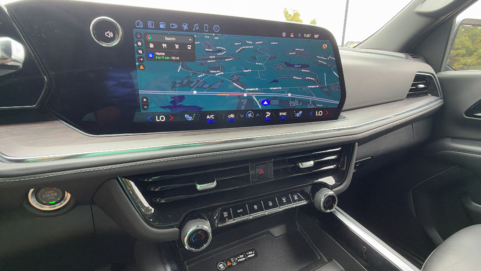 Used 2025 Chevrolet Suburban LT RWD image 34