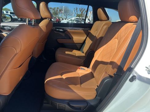 Used 2021 Toyota Highlander Platinum image 6