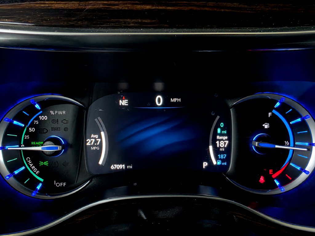 Used 2023 Chrysler Pacifica Limited FWD image 33