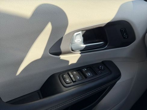 Used 2024 Chrysler Pacifica Touring-L image 18