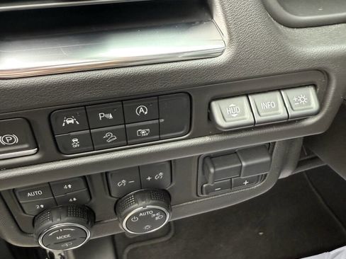 Used 2024 Chevrolet Suburban High Country image 18