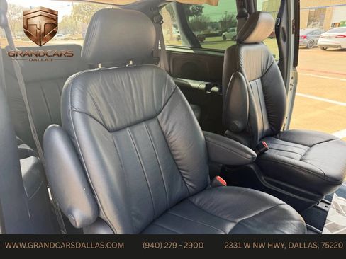 Used 2001 Chrysler Town & Country LXi image 12