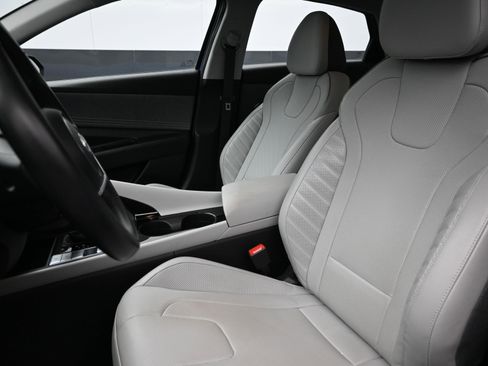 Used 2023 Hyundai Elantra Limited image 11