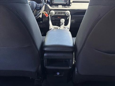 Used 2019 Toyota RAV4 LE FWD image 17