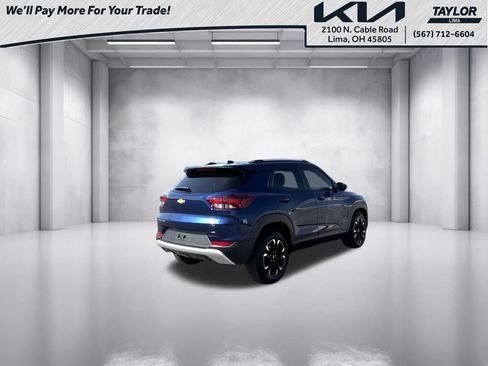 Used 2022 Chevrolet TrailBlazer LT w/ LPO, Blackout Package FWD image 2