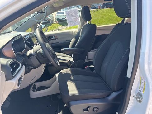 Used 2023 Chrysler Voyager LX FWD image 5