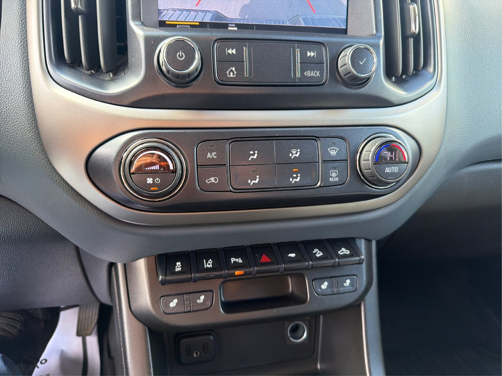 Used 2022 Chevrolet Colorado Z71 w/ Safety Package AWD/4WD image 27