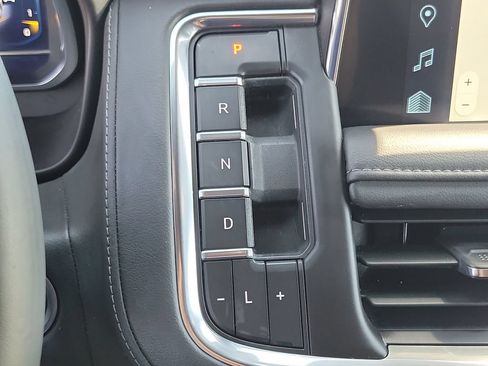 Used 2024 Chevrolet Tahoe Z71 w/ Luxury Package AWD/4WD image 10