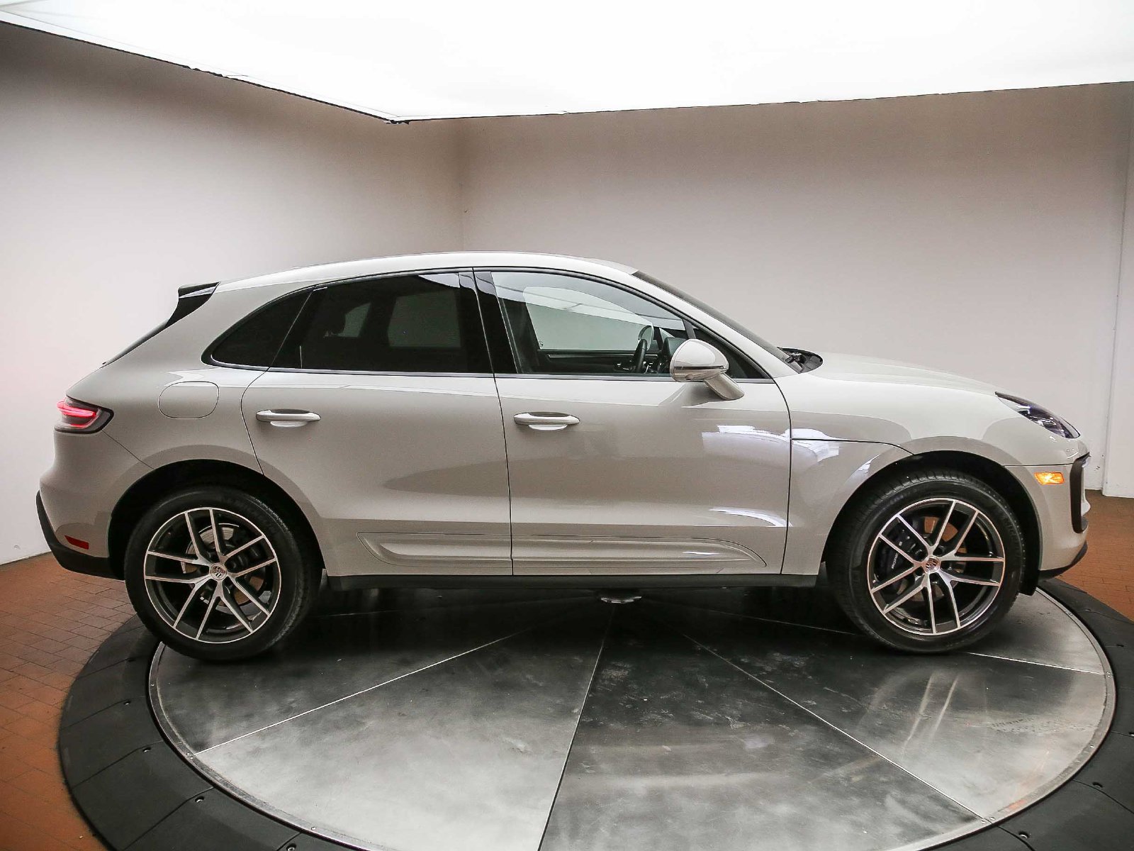 Certified 2026 Porsche Macan AWD/4WD image 5