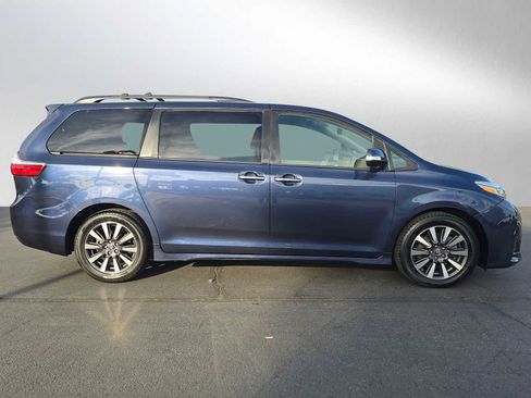 Used 2019 Toyota Sienna Limited image 2