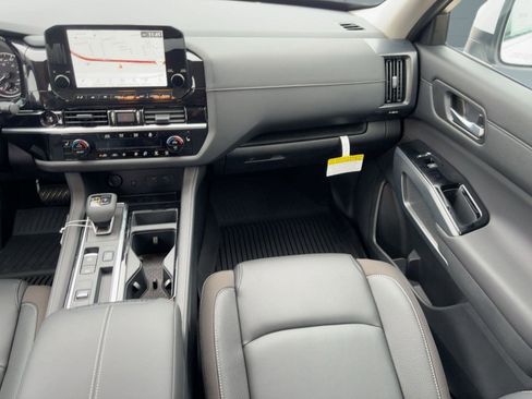 New 2025 Nissan Pathfinder SL w/ Black Appearance Package image 28