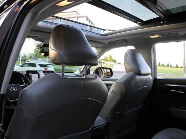 Used 2021 Toyota Highlander Platinum AWD/4WD image 16
