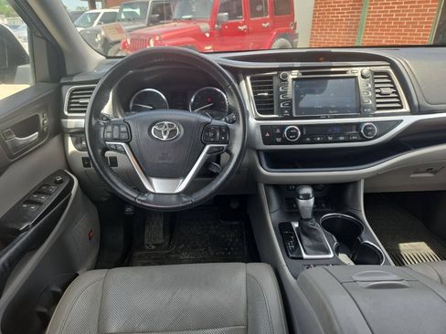 Used 2015 Toyota Highlander Limited w/ Driver Technology Package AWD/4WD image 12