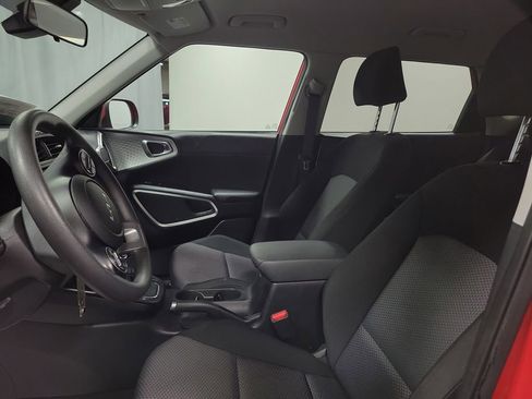 Used 2023 Kia Soul LX image 12