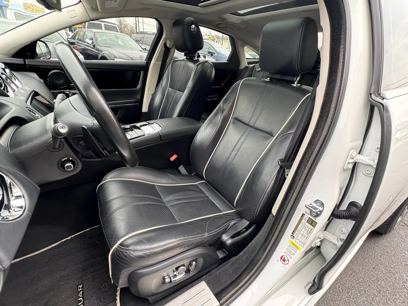 Used 2019 Jaguar XJ R-Sport RWD image 12