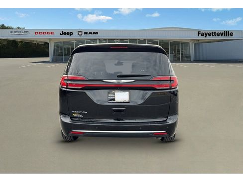 Used 2024 Chrysler Pacifica Touring-L image 4