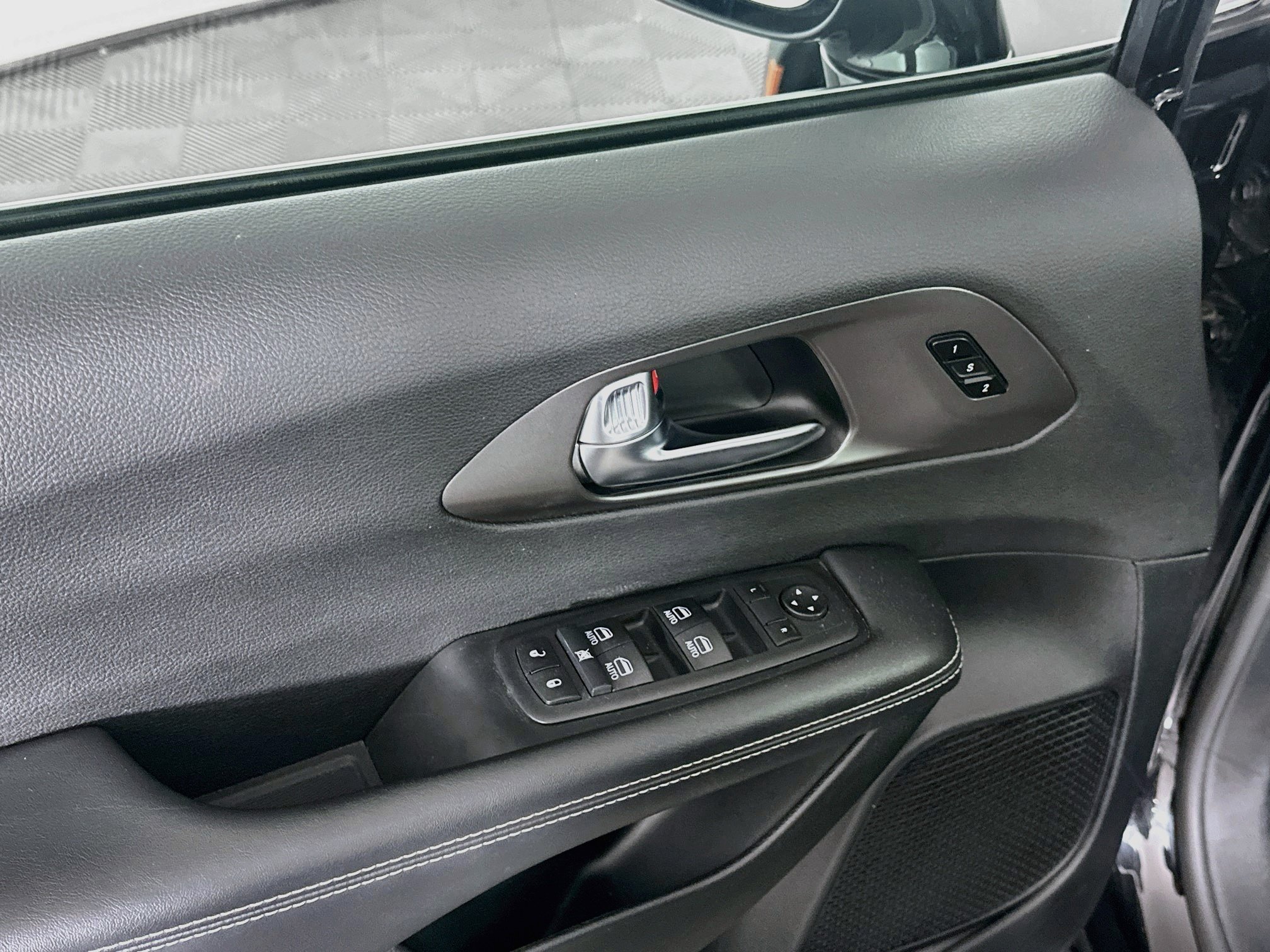 Used 2025 Chrysler Pacifica Select FWD image 15