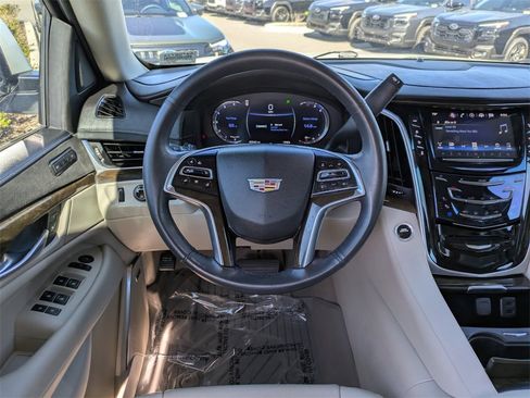 Used 2018 Cadillac Escalade Base image 17