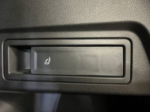Used 2024 Volkswagen Tiguan SE image 5