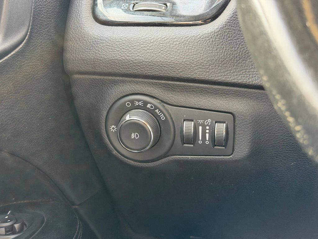 Used 2018 Jeep Compass Latitude w/ Popular Equipment Group AWD/4WD image 18