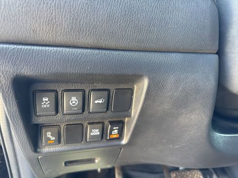 Used 2018 Nissan Pathfinder Platinum image 19