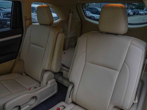 Used 2019 Toyota Highlander XLE image 30