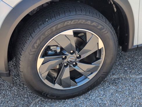 Used 2024 Nissan Rogue SV image 11