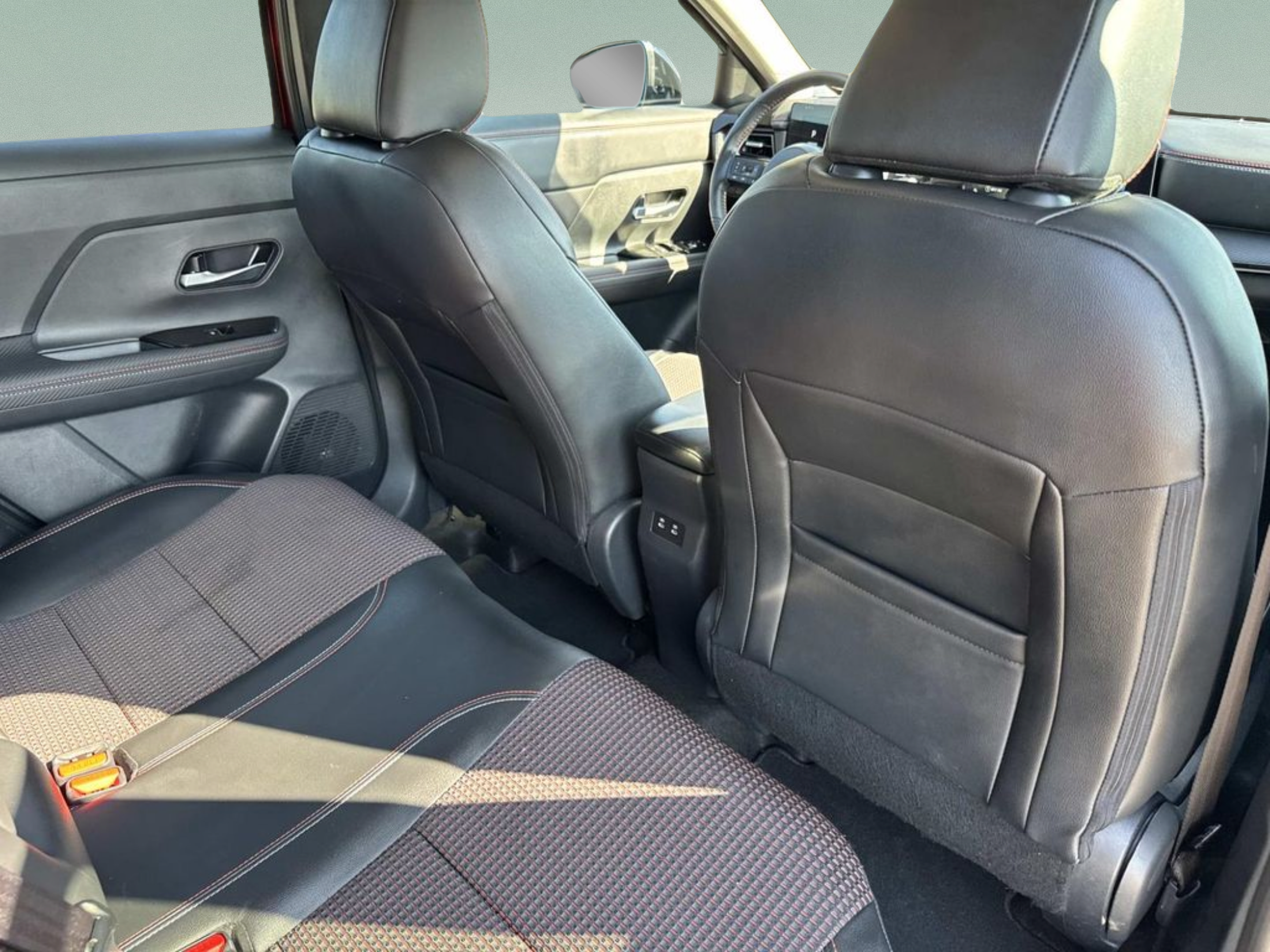 Used 2025 Nissan Kicks SR FWD image 16