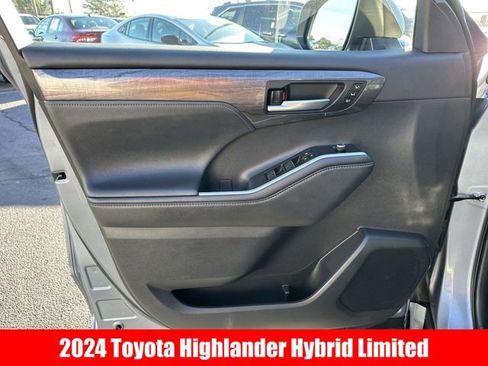 Used 2024 Toyota Highlander Limited image 4