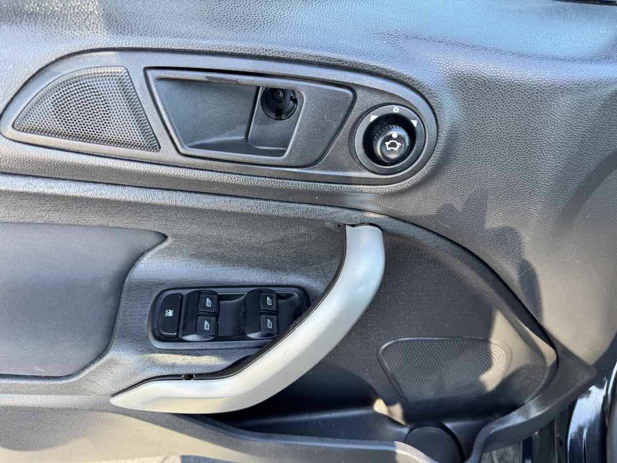 Used 2013 Ford Fiesta SE FWD image 35
