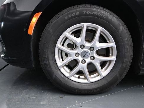 Used 2024 Chrysler Pacifica Touring-L FWD image 13