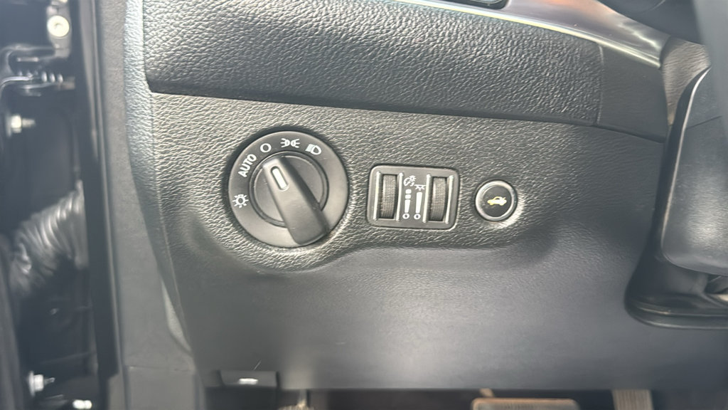 Used 2018 Dodge Challenger SXT RWD image 18