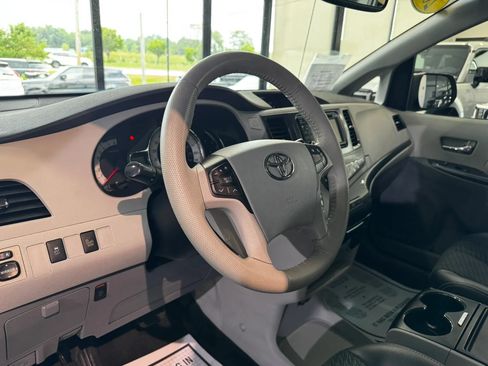 Used 2013 Toyota Sienna SE FWD image 29