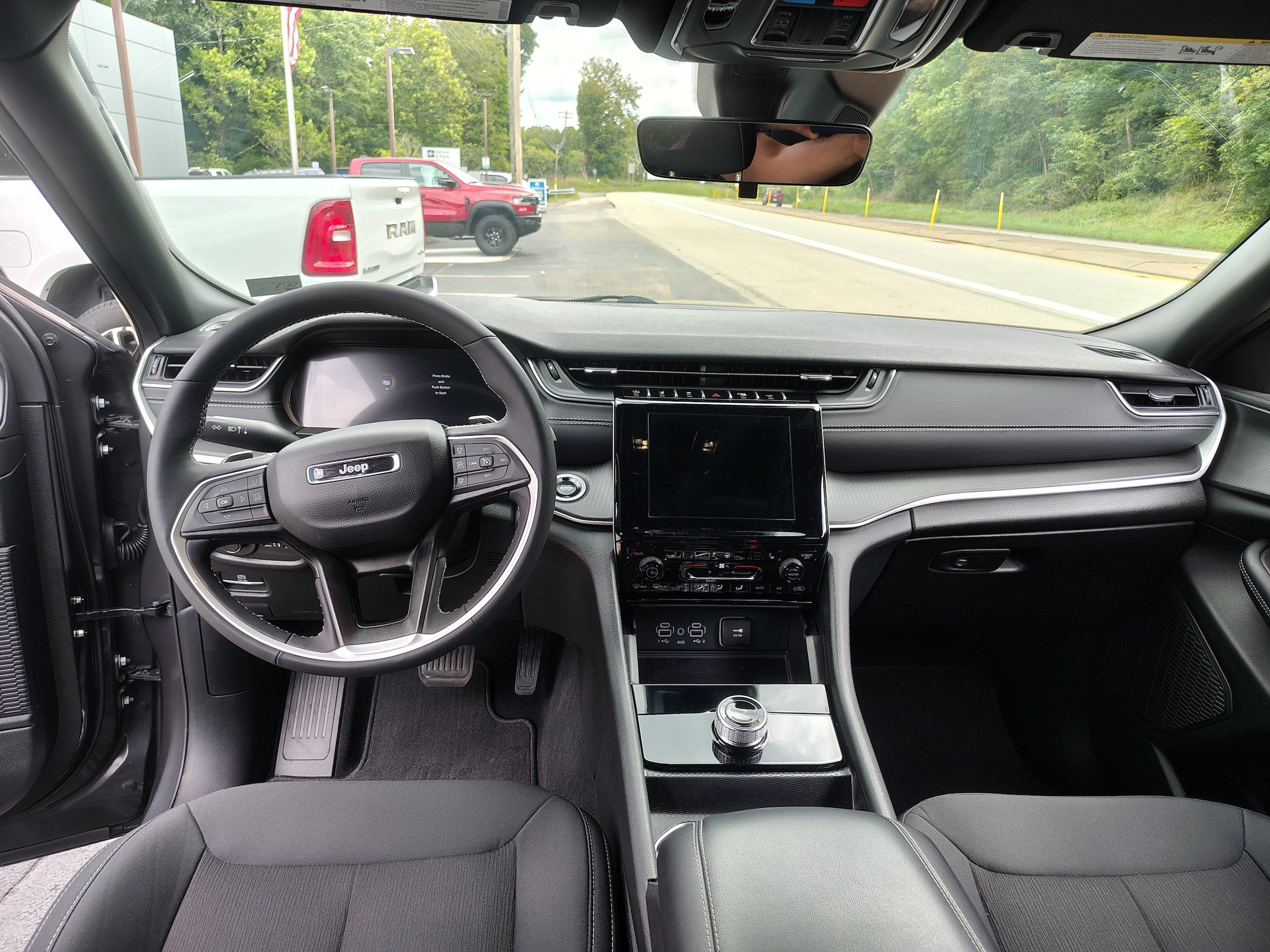 Used 2025 Jeep Grand Cherokee Laredo X w/ Luxury Tech Group I AWD/4WD image 26