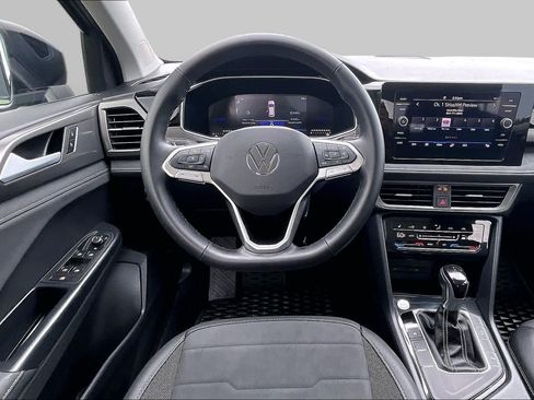 Used 2025 Volkswagen Taos SE FWD image 6