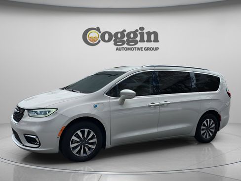 Used 2021 Chrysler Pacifica Touring-L image 1