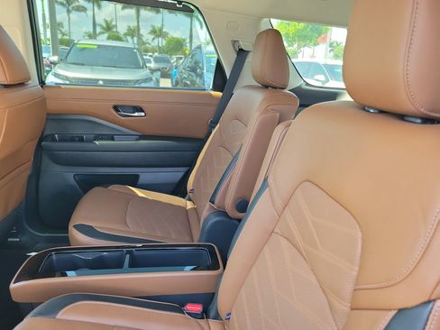 Used 2025 Nissan Pathfinder Platinum FWD image 11