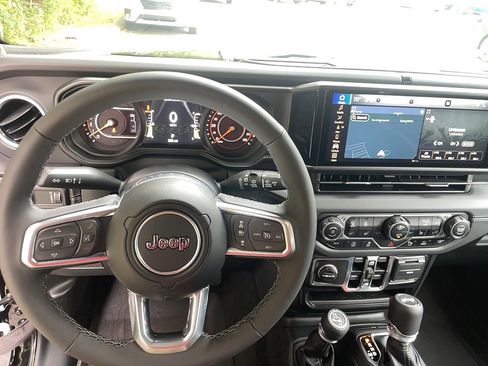 Used 2025 Jeep Wrangler Unlimited Sahara image 14