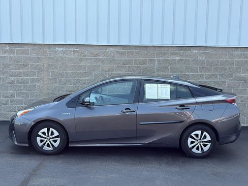 Used 2017 Toyota Prius Four w/ Advanced Technology Package FWD image 33