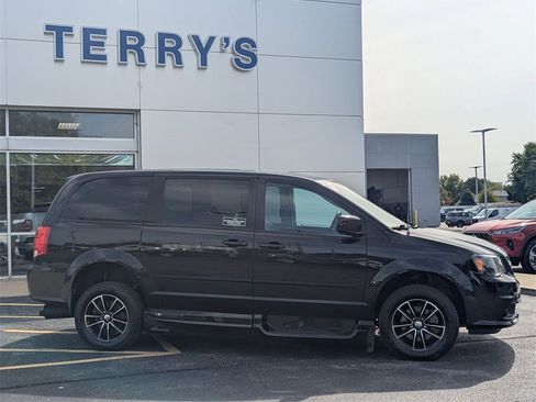 Used 2016 Dodge Grand Caravan SXT image 2